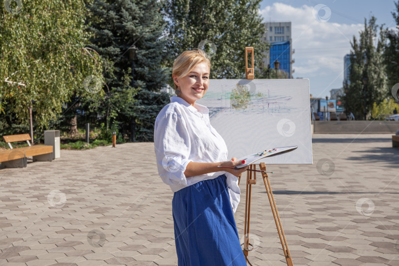 Скачать Художница рисует городской пейзаж в Самаре фотосток Ozero