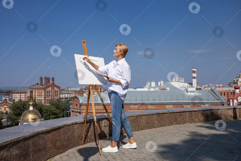 Скачать Художница рисует городской пейзаж в Самаре фотосток Ozero
