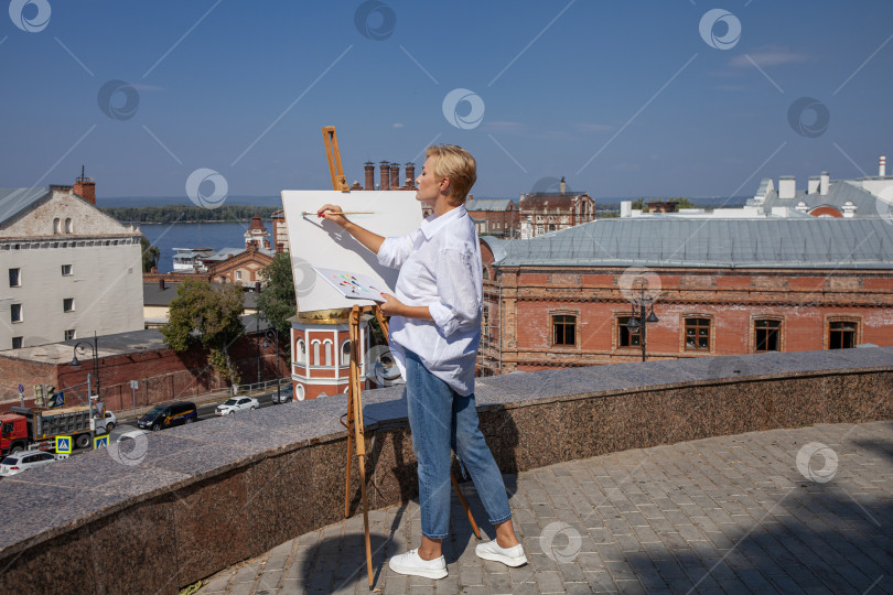 Скачать Художница рисует городской пейзаж в Самаре фотосток Ozero