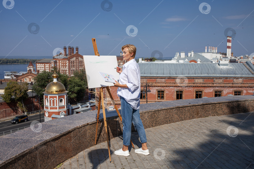 Скачать Художница рисует городской пейзаж в Самаре фотосток Ozero