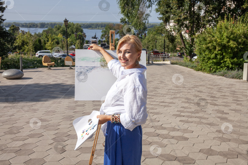 Скачать Художница рисует городской пейзаж в Самаре фотосток Ozero