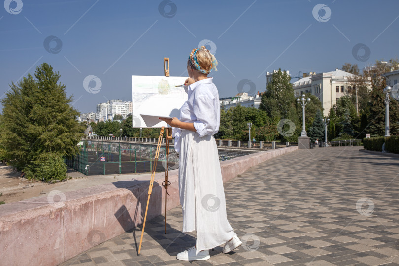 Скачать Художница рисует городской пейзаж в Самаре фотосток Ozero