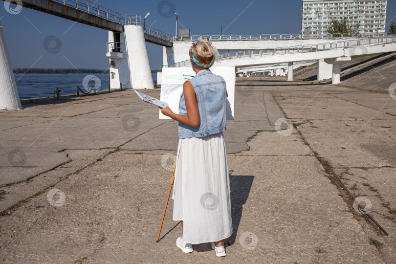 Скачать Художница рисует городской пейзаж в Самаре фотосток Ozero