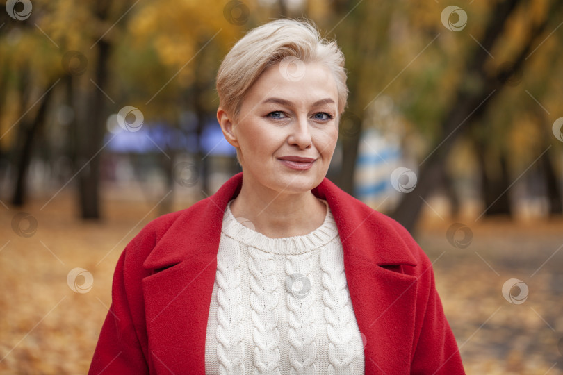 Скачать Осенний портрет женщины средних лет в красном пальто фотосток Ozero