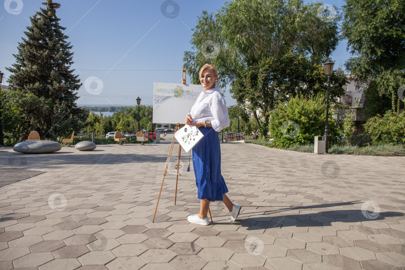 Скачать Художница рисует городской пейзаж в Самаре фотосток Ozero