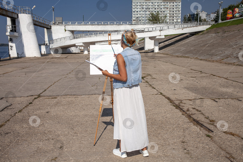 Скачать Художница рисует городской пейзаж в Самаре фотосток Ozero