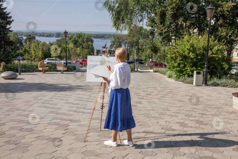 Скачать Художница рисует городской пейзаж в Самаре фотосток Ozero