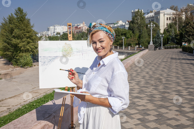 Скачать Художница рисует городской пейзаж в Самаре фотосток Ozero