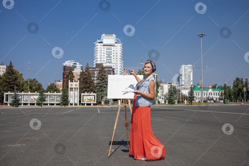 Скачать Художница рисует городской пейзаж в Самаре фотосток Ozero
