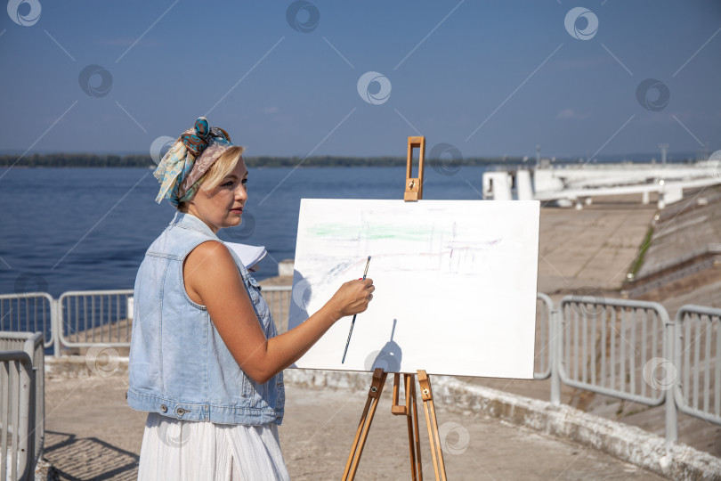 Скачать Художница рисует городской пейзаж в Самаре фотосток Ozero