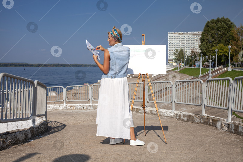 Скачать Художница рисует городской пейзаж в Самаре фотосток Ozero