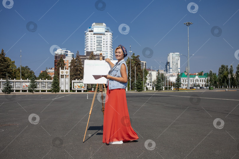 Скачать Художница рисует городской пейзаж в Самаре фотосток Ozero