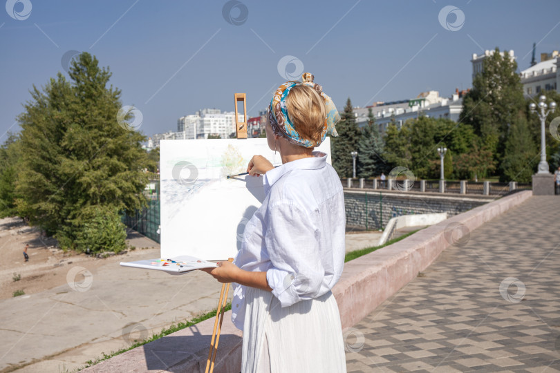 Скачать Художница рисует городской пейзаж в Самаре фотосток Ozero