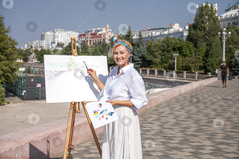 Скачать Художница рисует городской пейзаж в Самаре фотосток Ozero