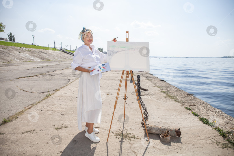 Скачать Художница рисует городской пейзаж в Самаре фотосток Ozero