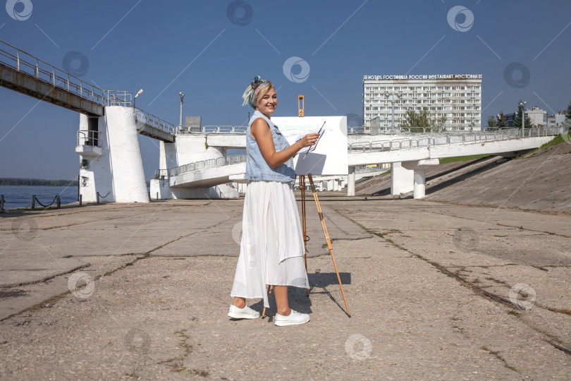Скачать Художница рисует городской пейзаж в Самаре фотосток Ozero