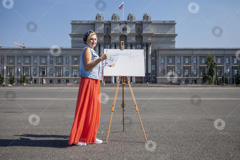 Скачать Художница рисует городской пейзаж в Самаре фотосток Ozero