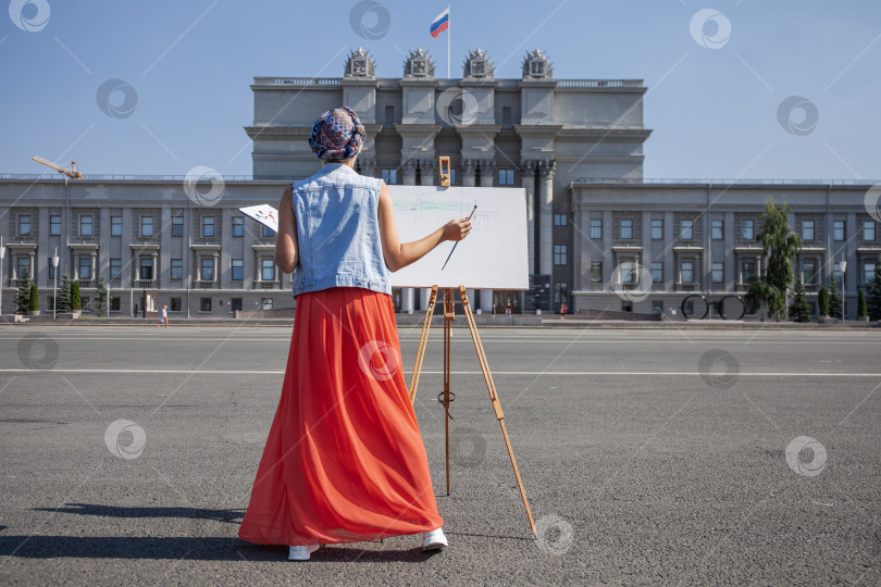 Скачать Художница рисует городской пейзаж в Самаре фотосток Ozero