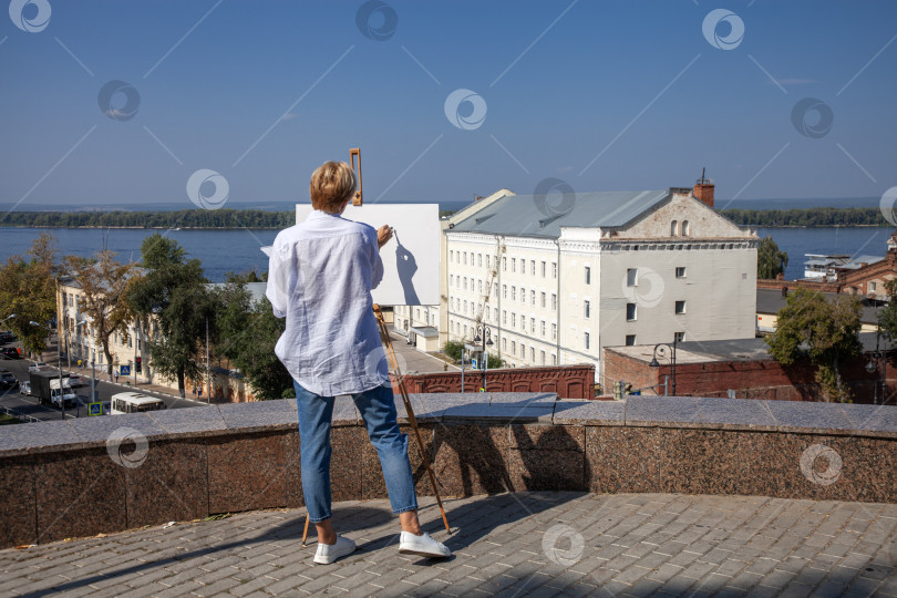 Скачать Художница рисует городской пейзаж в Самаре фотосток Ozero