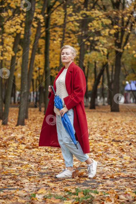 Скачать Осенний портрет женщины средних лет в красном пальто фотосток Ozero
