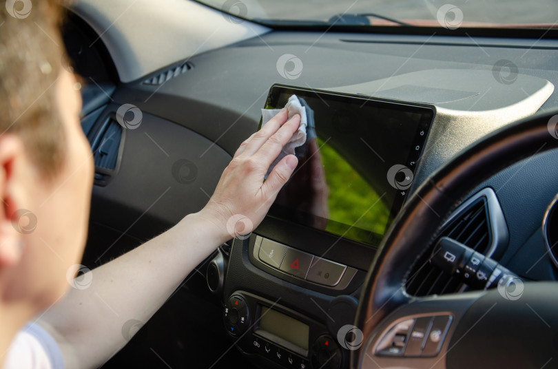 Скачать Протирайте сенсорный экран автомобиля тряпкой для лучшей видимости фотосток Ozero