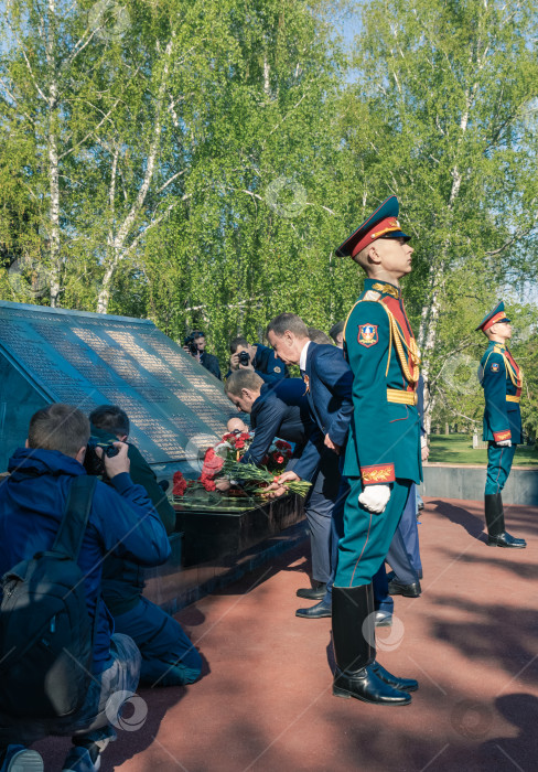 Скачать Губернатор Алтайского края и мэр Барнаула возлагают цветы к памятнику 9 мая. фотосток Ozero
