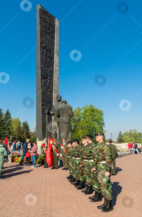 Скачать Курсанты военного училища выстраиваются в ряд у мемориала славы. фотосток Ozero