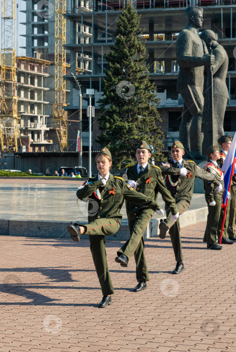 Скачать Курсанты военного училища маршируют по площади Победы в честь 9 мая. фотосток Ozero