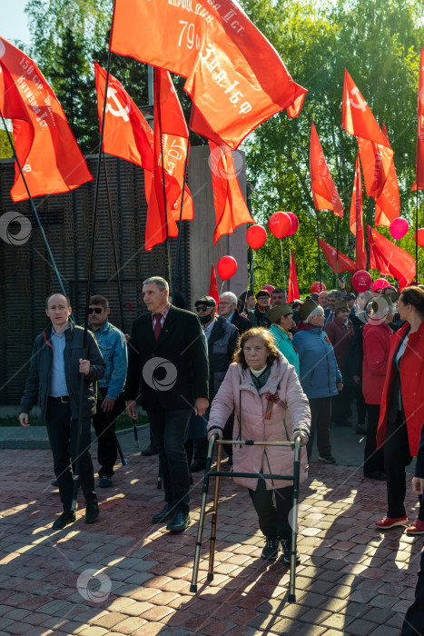 Скачать Парад 9 мая с флагами 150-й ордена Кутузова фотосток Ozero