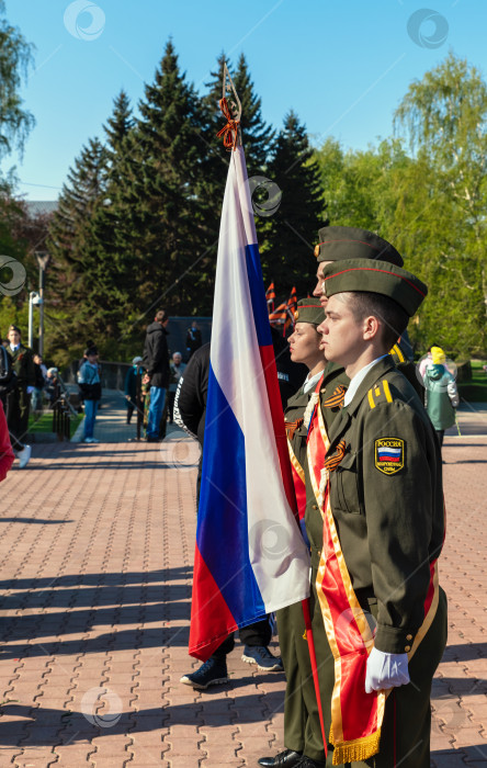 Скачать Курсанты военного училища с флагом России в честь 9 мая фотосток Ozero