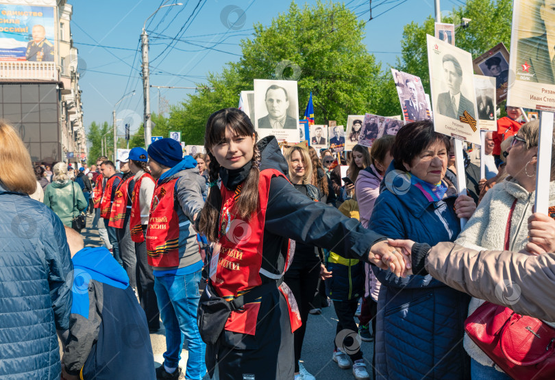 Скачать Шествие "Бессмертного полка". Люди взялись за руки, чтобы оцепить шествие. фотосток Ozero