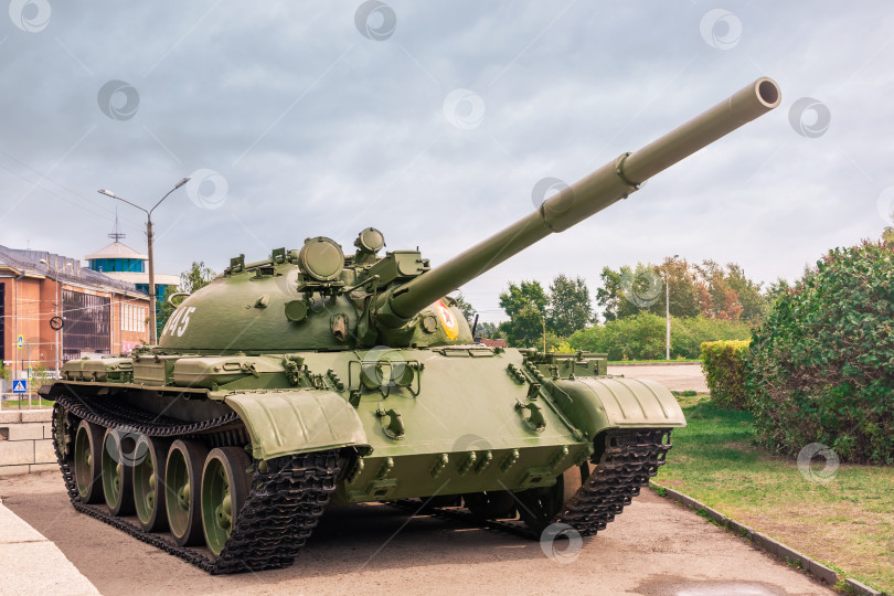 Скачать Танк Т-62 выставлен на площади ветеранов в Барнауле. фотосток Ozero