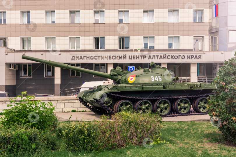 Скачать Танк Т-62 выставлен на площади ветеранов в Барнауле. фотосток Ozero