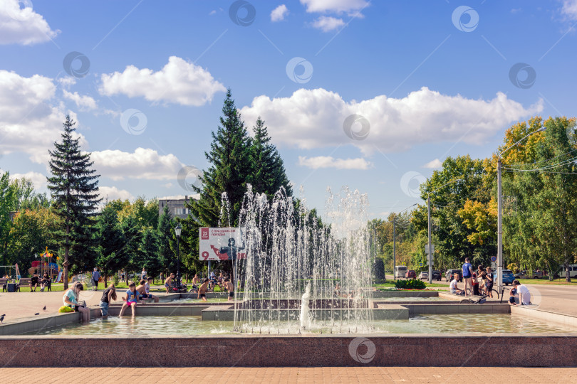 Скачать Летом дети отдыхают в парке и купаются в городском фонтане. фотосток Ozero