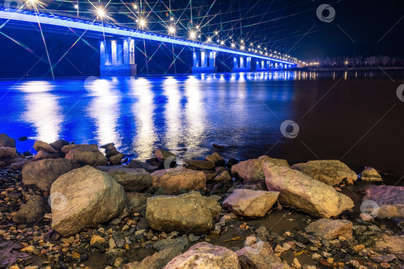 Скачать Ночной городской пейзаж на берегу реки Обь, Алтайский край фотосток Ozero