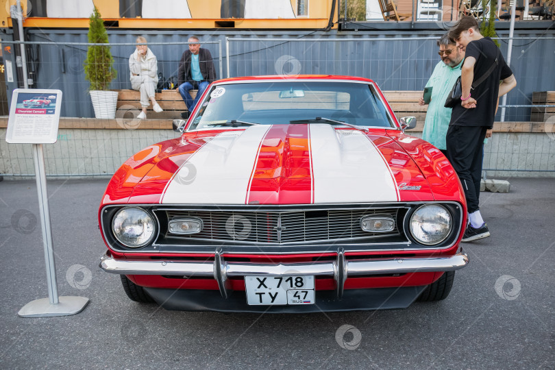 Скачать Chevrolet Camaro красно-белая машина на выставке ретроспектива оригинального исполнения фотосток Ozero