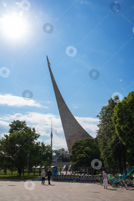 Скачать Монумент "Покорителям космоса" в мемориальном парке около метро ВДНХ на фоне синего неба и белых облаков фотосток Ozero