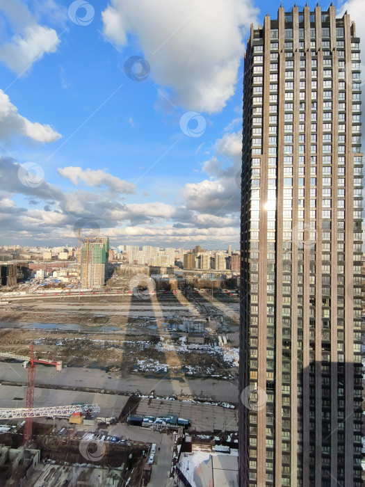 Скачать Вид с высоты птичьего полета на новый дом и стройку. Панорама из окна квартиры нового дома с 26-го этажа фотосток Ozero
