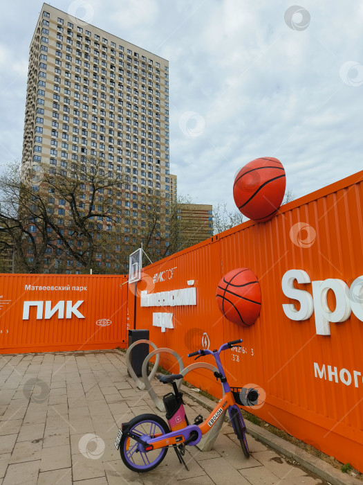 Скачать Застройщик Пик строит дом и зоны для спорта фотосток Ozero
