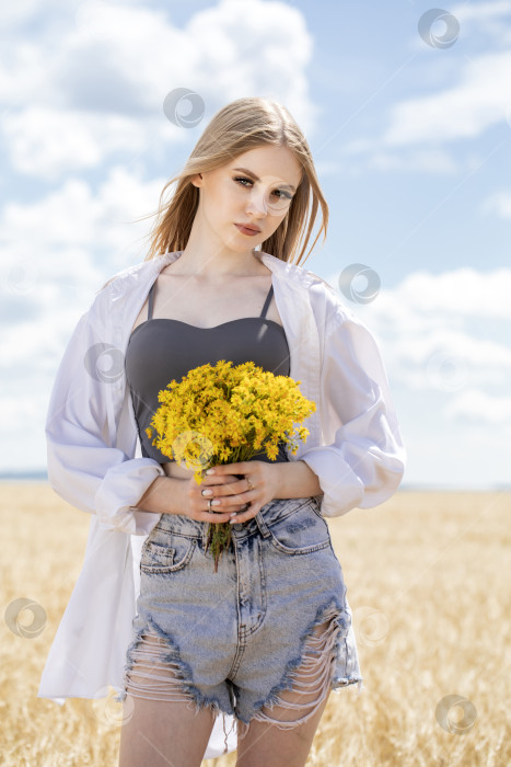 Скачать Молодая красивая блондинка позирует на пшеничном поле фотосток Ozero
