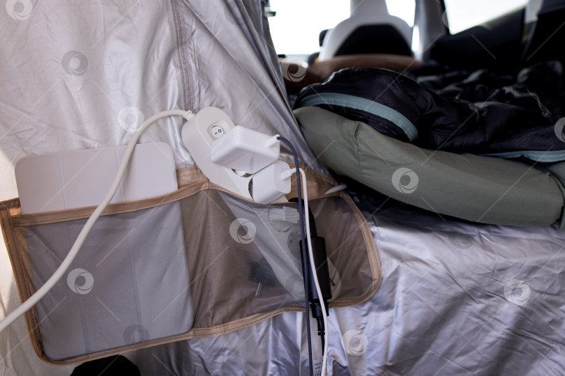 Скачать Интерьер походной палатки с зарядной станцией и установкой спального мешка фотосток Ozero