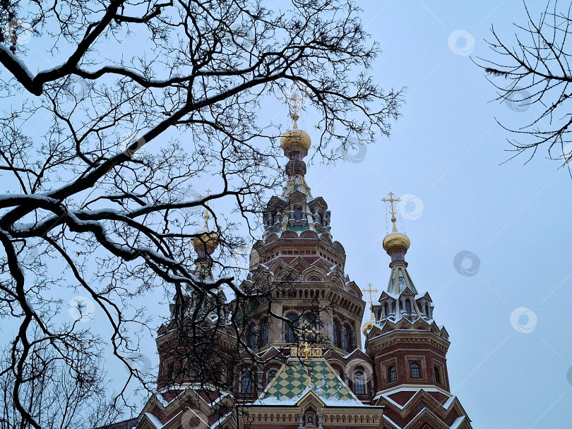 Скачать Собор святых апостолов Петра и Павла на фоне неба, Петергоф, Санкт-Петербург, Россия фотосток Ozero