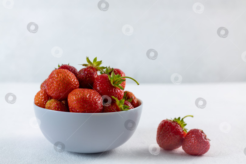 Скачать Спелая клубника на светлом фоне, крупным планом фотосток Ozero