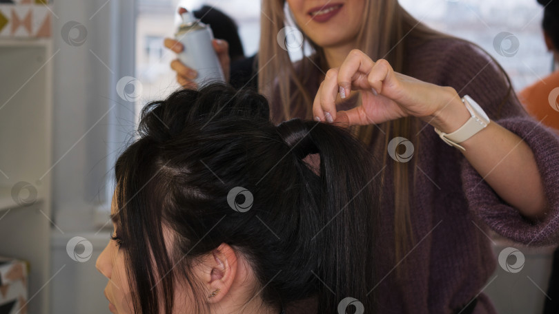 Скачать Стильная паназиатская девушка в парикмахерской фотосток Ozero