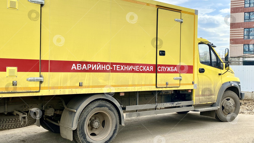 Скачать Автомобиль аварийной службы стоит на улице во время работы над устранением неисправности в городе  Мытищи, улица Юбилейная, Московская область, Россия, апрель 2025 г.ь фотосток Ozero