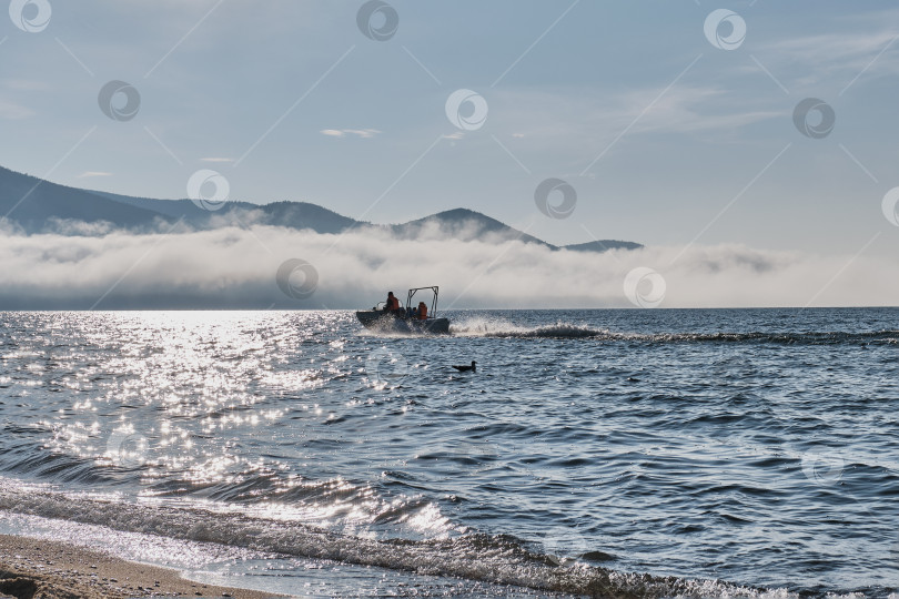 Скачать Нисходящий туман в Баргузинском заливе, озеро Байкал, Россия фотосток Ozero