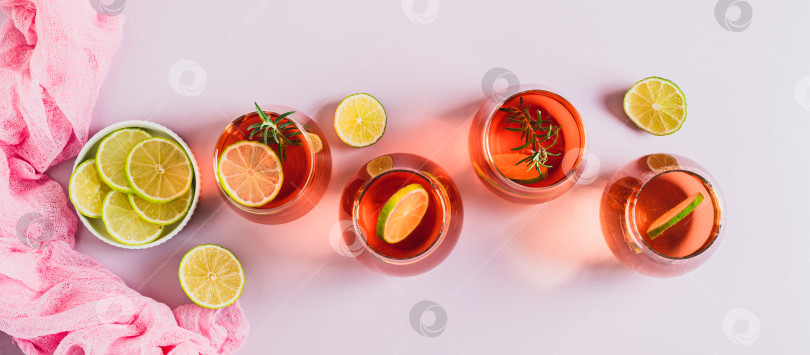 Скачать Вкусный коктейль негрони с лаймом и розмарином в бокалах, вид сверху на веб-баннер фотосток Ozero