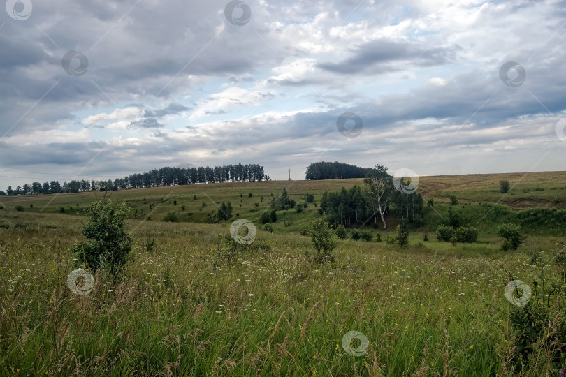 Скачать Грунтовая дорога в сельской местности в пасмурный день фотосток Ozero
