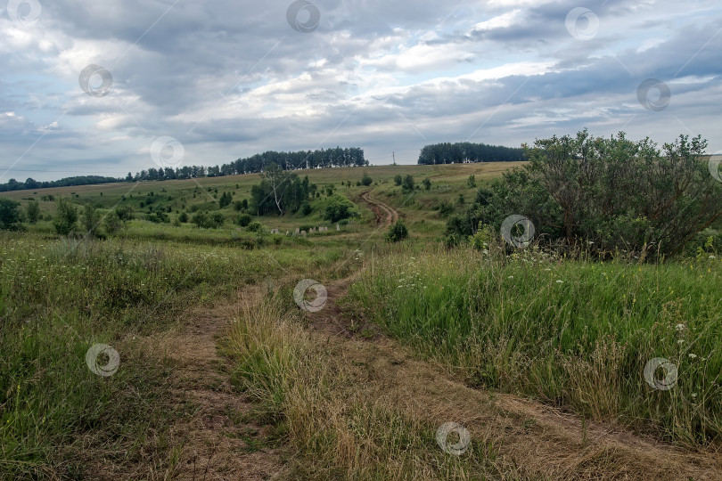 Скачать Грунтовая дорога в сельской местности в пасмурный день фотосток Ozero