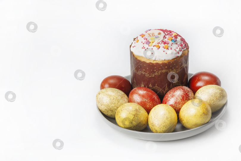 Скачать Пасхальный кулич и крашенные яйца на белом фоне фотосток Ozero
